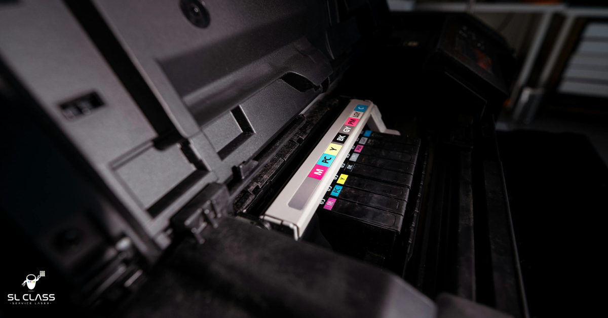 Cartouches d’encre couleur dans une imprimante Cartouches d’encre cyan, magenta, jaune et noire installées dans une imprimante