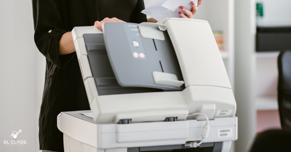 Utilisation d’une imprimante Personne plaçant un document dans une imprimante multifonction pour le numériser ou l’imprimer.