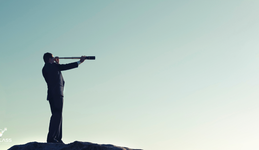 Homme en costume observant l’horizon avec une longue-vue, symbolisant la vision du futur de l’impression d’ici 2030