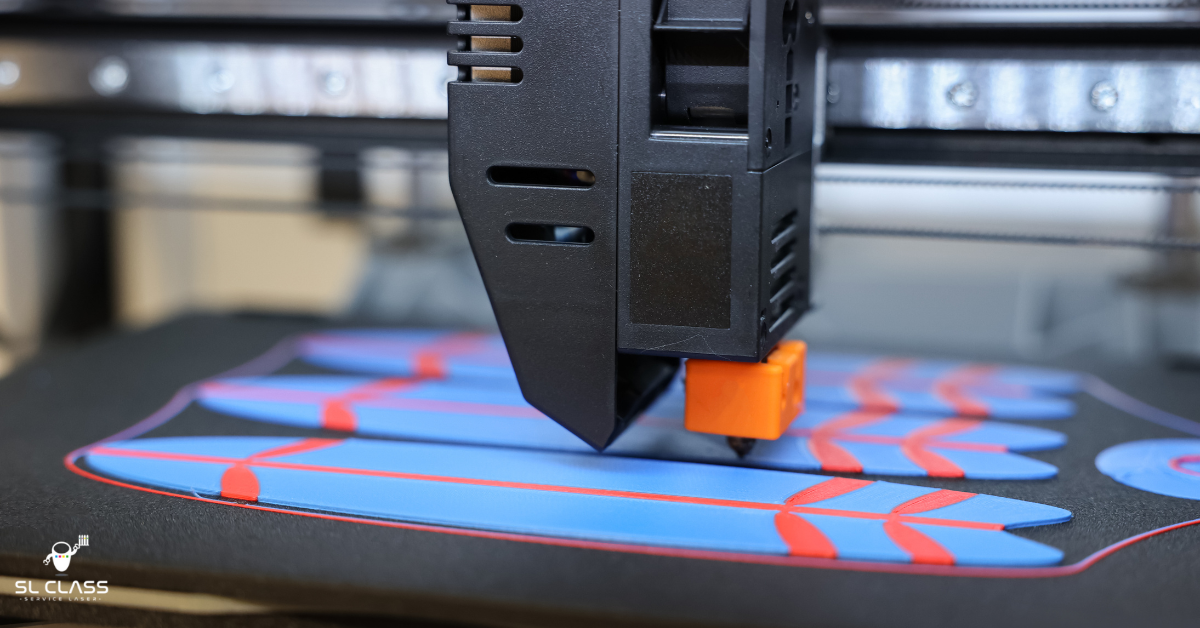 Tête d’imprimante 3D en action imprimant un motif coloré, représentant les nouvelles technologies d’impression.