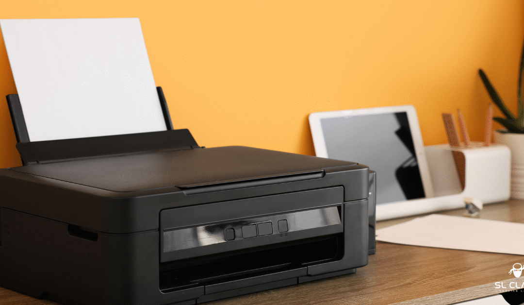 Imprimante qui imprime mal installée sur un bureau