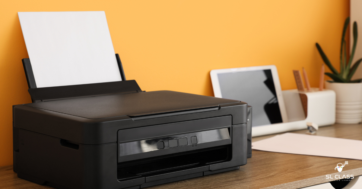 Imprimante qui imprime mal installée sur un bureau